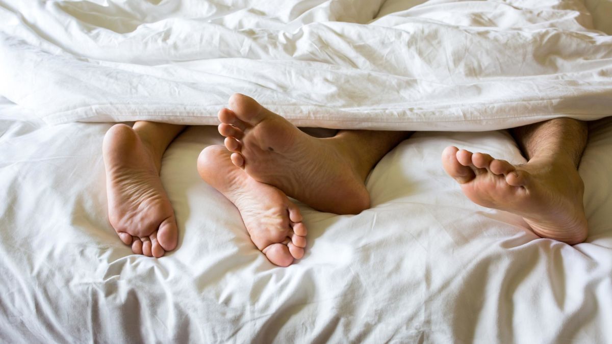 Quieres dormir mejor? Acurrúcate con tu pareja | CNN
