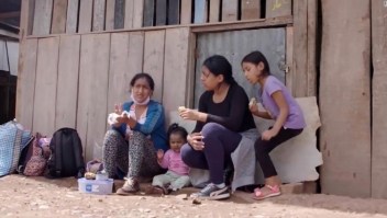 Caminó cientos de kilómetros con sus hijas hacia el Amazonas para escapar de covid-19