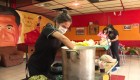 Sacerdote organiza ollas comunes para los más necesitados en Perú