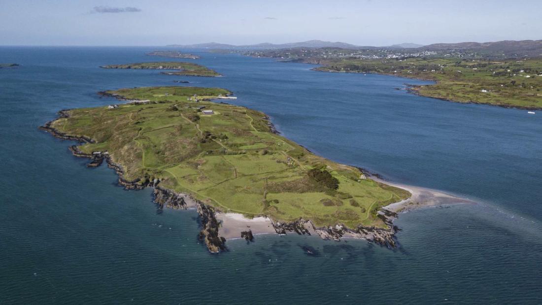 Una isla privada frente a la costa de Irlanda acaba de venderse ...