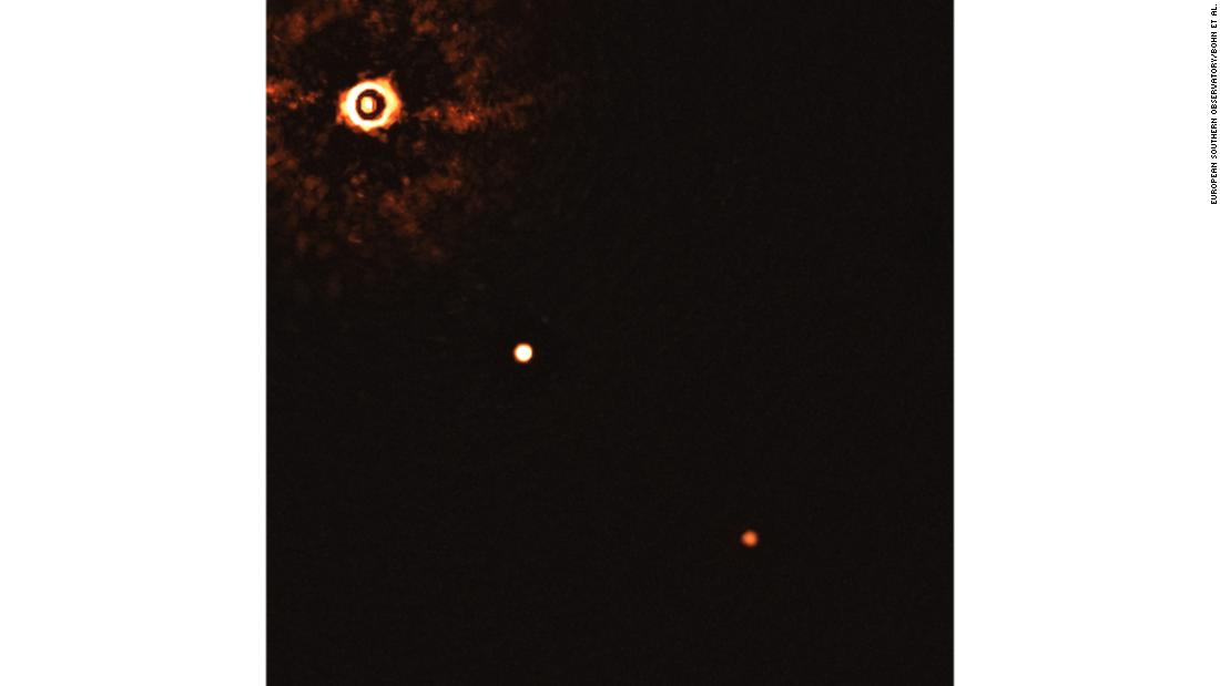 Científicos capturan la primera imagen de dos exoplanetas orbitando una estrella similar al Sol