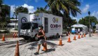 Miami cierra centros de pruebas de covid-19 por la amenaza Isaías