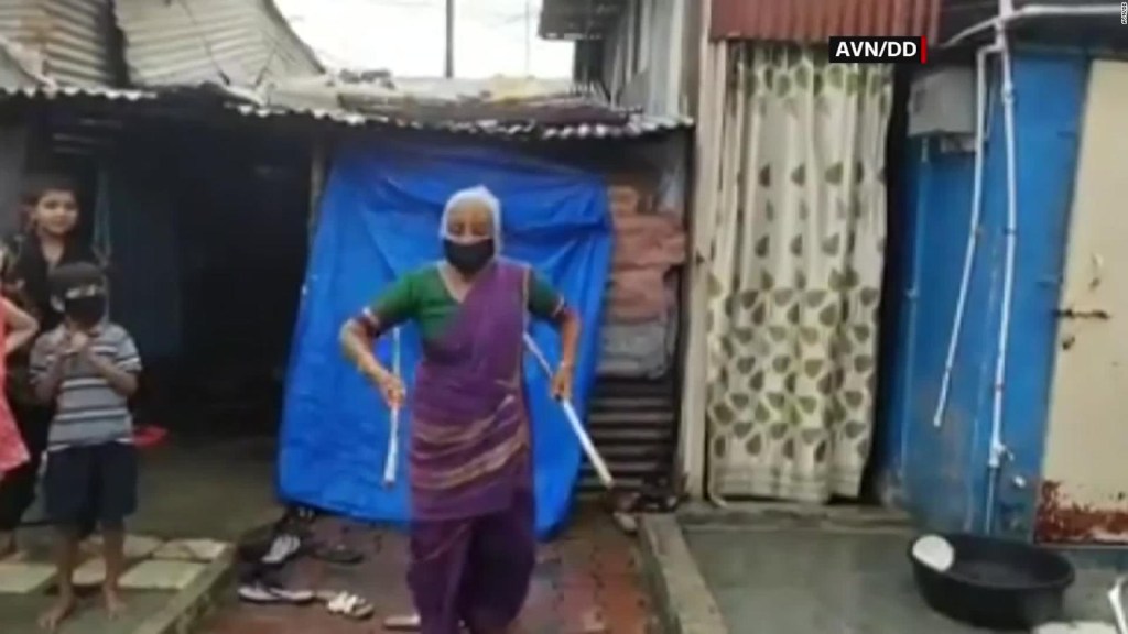 Una abuela en la India sorprende con sus malabares