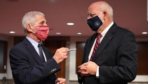 Los altos funcionarios de salud han cambiado de opinión sobre la orientación de la máscara facial, pero por una buena razón