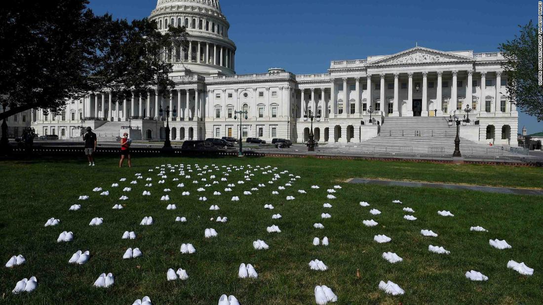 ponen más de 160 pares de zapatos en el Capitolio para colegas muertas por el coronavirus | CNN