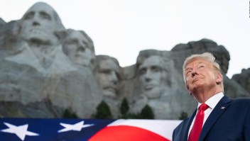 Gobernadora de Dakota del Sur: Trump quería su cara en el Monte Rushmore y no era un chiste