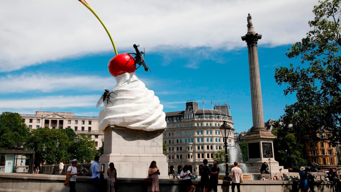 Escultura de un postre gigante en el centro de Londres