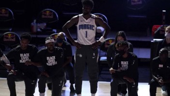 NBA: Jonathan Isaac llama la atención por permanecer de pie