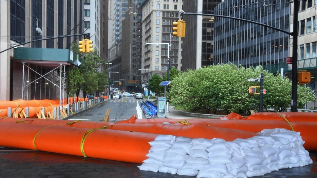 Nueva York: Barreras inflables ante la llegada de Isaías