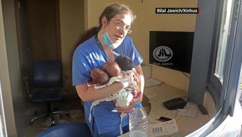 Enfermera carga a tres bebés recién nacidos tras explosión en Beirut