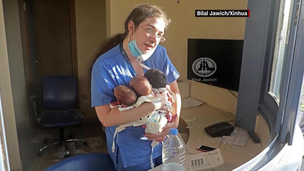 Enfermera carga a tres bebés recién nacidos tras explosión en Beirut