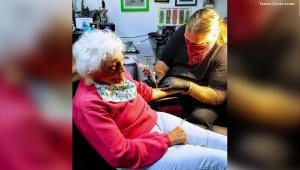 Mujer de 103 años se tatúa por primera vez