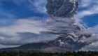 La erupción del volcán Sinabung en Indonesia