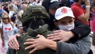 En medio de las protestas, manifestantes se abrazan con miembros de las fuerzas antidisturbios