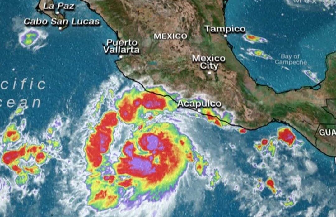 El huracán Genevieve se hace sentir en la costa del Pacífico en México