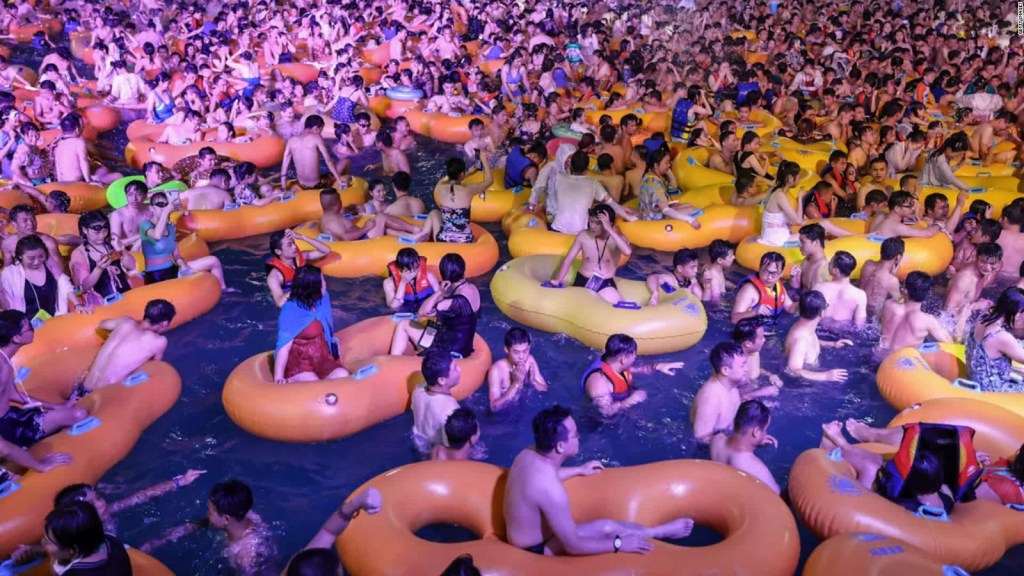 Miles se congregan en un parque de agua de la ciudad de Wuhan