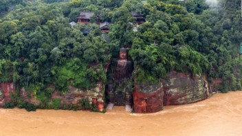 Inundaciones llegan a los pies de la estatua gigante de Buda