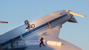 Motociclista realiza voltereta en el ala de un avión supersónico