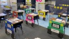 Florida: maestras convierten escritorios en autos contra covid-19