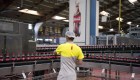 Caen las ventas de Coca-Cola y anuncia recorte de empleos