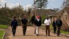 Trump visita zonas afectadas por el huracán Laura