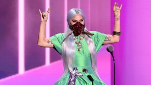 Lady Gaga, precavida y a la moda en los premios MTV