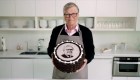 Bill Gates le prepara un pastel a su amigo Warren Buffet
