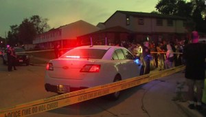 La policía de Wisconsin dispara a un hombre negro mientras niños miran desde un auto, dice un abogado