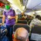 Una mujer pudo haber contraído el coronavirus en el baño de un avión, dicen investigadores