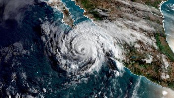 Advertencia de huracán emitida para Baja California mientras Genevieve apunta a pasar cerca