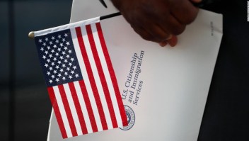 Un número récord de personas está renunciando a su ciudadanía estadounidense, según una nueva investigación. Este es el porqué