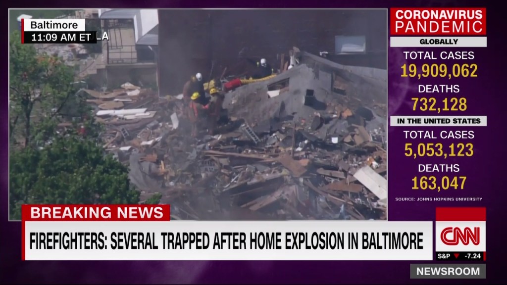 Bomberos intentan ayudar en una explosión en Baltimore