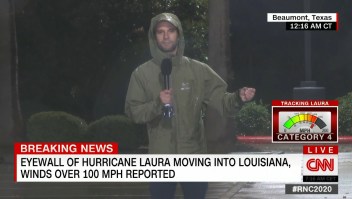 "Laura es algo que nunca he experimentado antes en mi carrera", dice meteorólogo de CNN desde el centro del huracán
