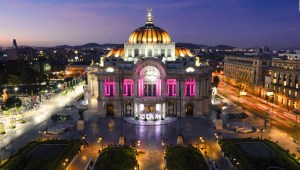 Primeros turistas en entrar a Bellas Artes tras reapertura