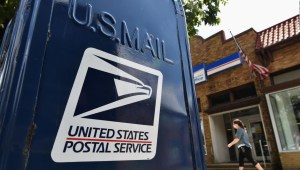 Director del servicio postal de EE.UU. contradice a Trump