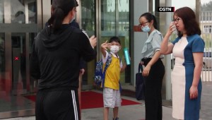 Estudiantes en China regresan a clases