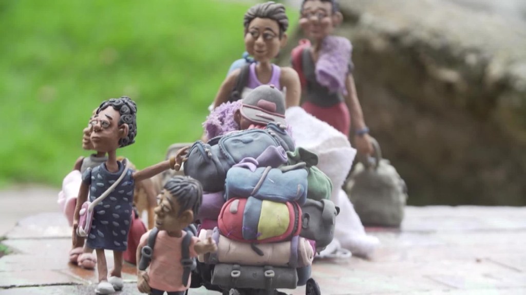 El dolor de una familia migrante esculpido en plastilina