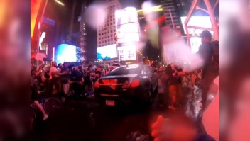 Auto embiste a manifestantes en Nueva York