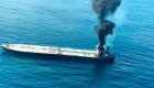 Intentan frenar incendio en un buque petrolero