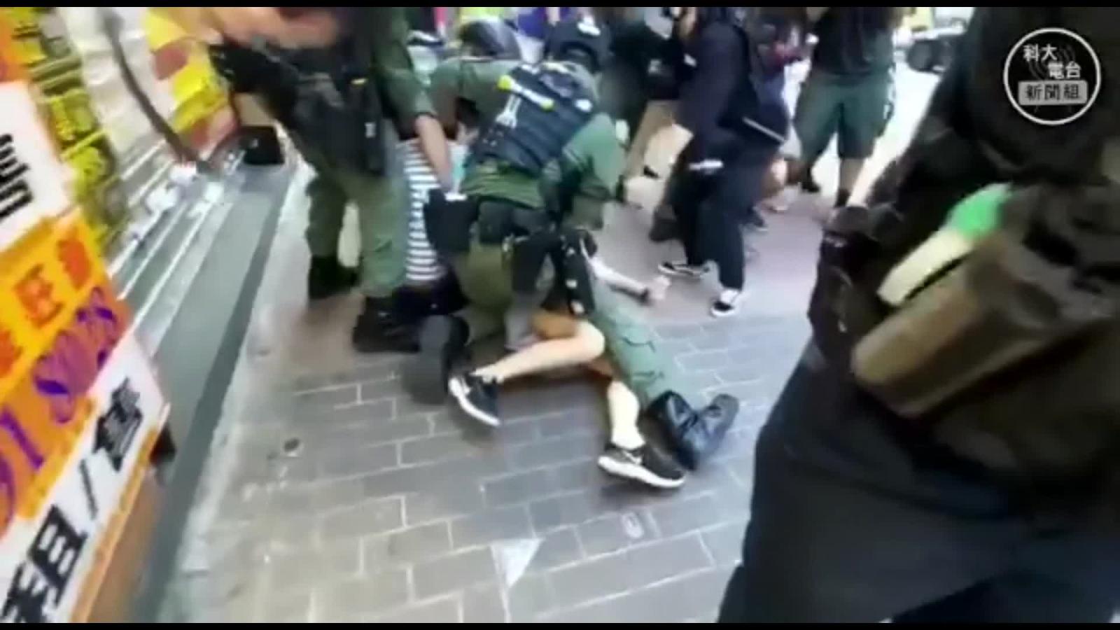 La policía de Hong Kong defiende el arresto de una niña de 12 años durante protestas | Video
