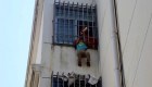 Niño queda colgado de quinto piso en China