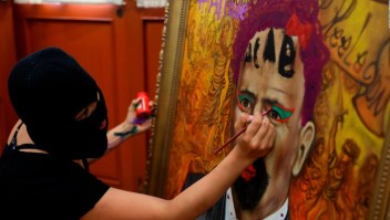Pintor de retrato intervenido, a favor de feministas