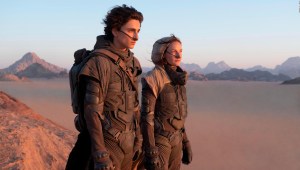 De izquierda a derecha, Timothée Chalamet y Rebecca Ferguson en sus papeles de Paul Atreides y Jessica Atreides, respectivamente, en la película "Dune"