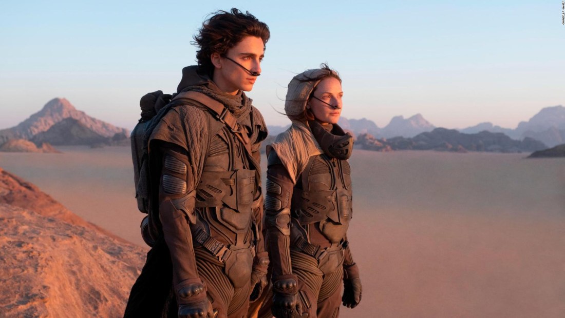 De izquierda a derecha, Timothée Chalamet y Rebecca Ferguson en sus papeles de Paul Atreides y Jessica Atreides, respectivamente, en la película "Dune"