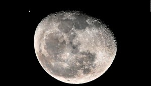 La NASA quiere comprar rocas lunares