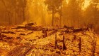 Un peligroso recorrido en medio de incendio en California