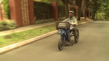 Joven colombiano da trabajo a personas con discapacidad