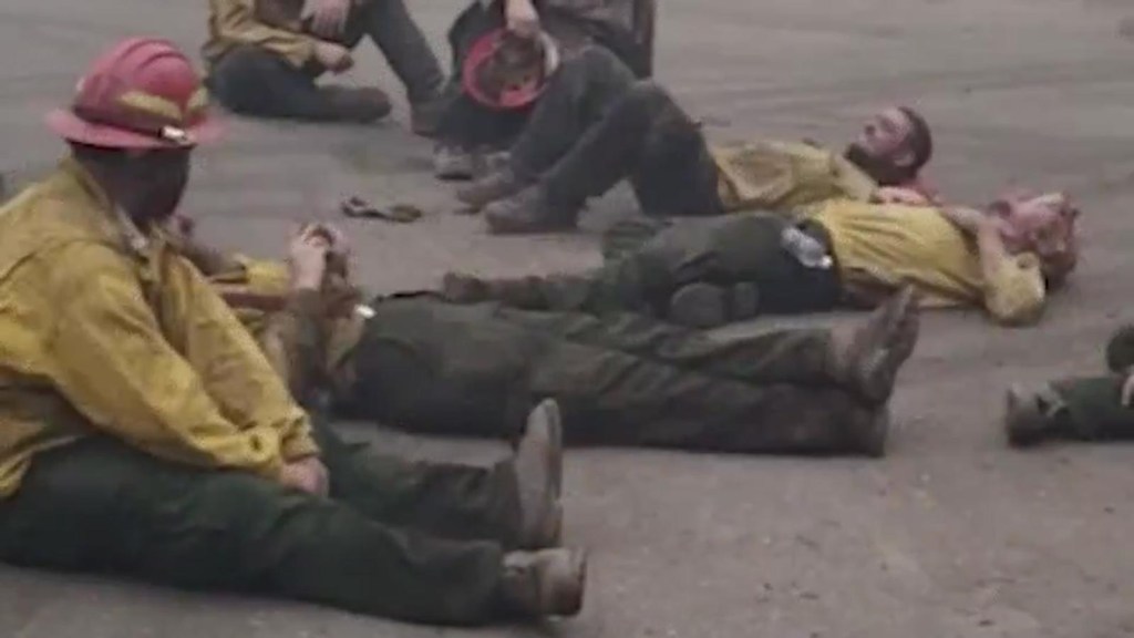 Bomberos cantan en su descanso tras combatir las llamas