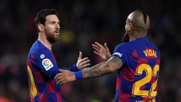 Messi y Suárez dedican cartas de despedida a Vidal