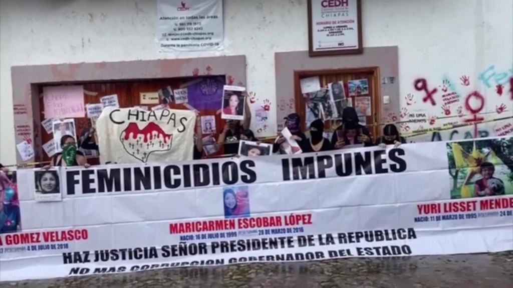 Más mexicanas protestan contra feminicidios en aumento
